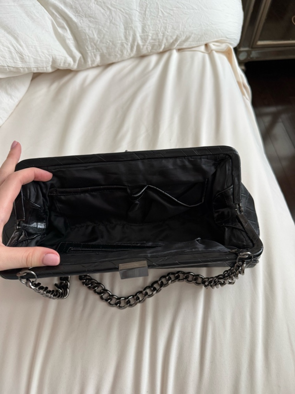 Crocodile-embossed Clutch with Silver Chain - Picture 11 of 12